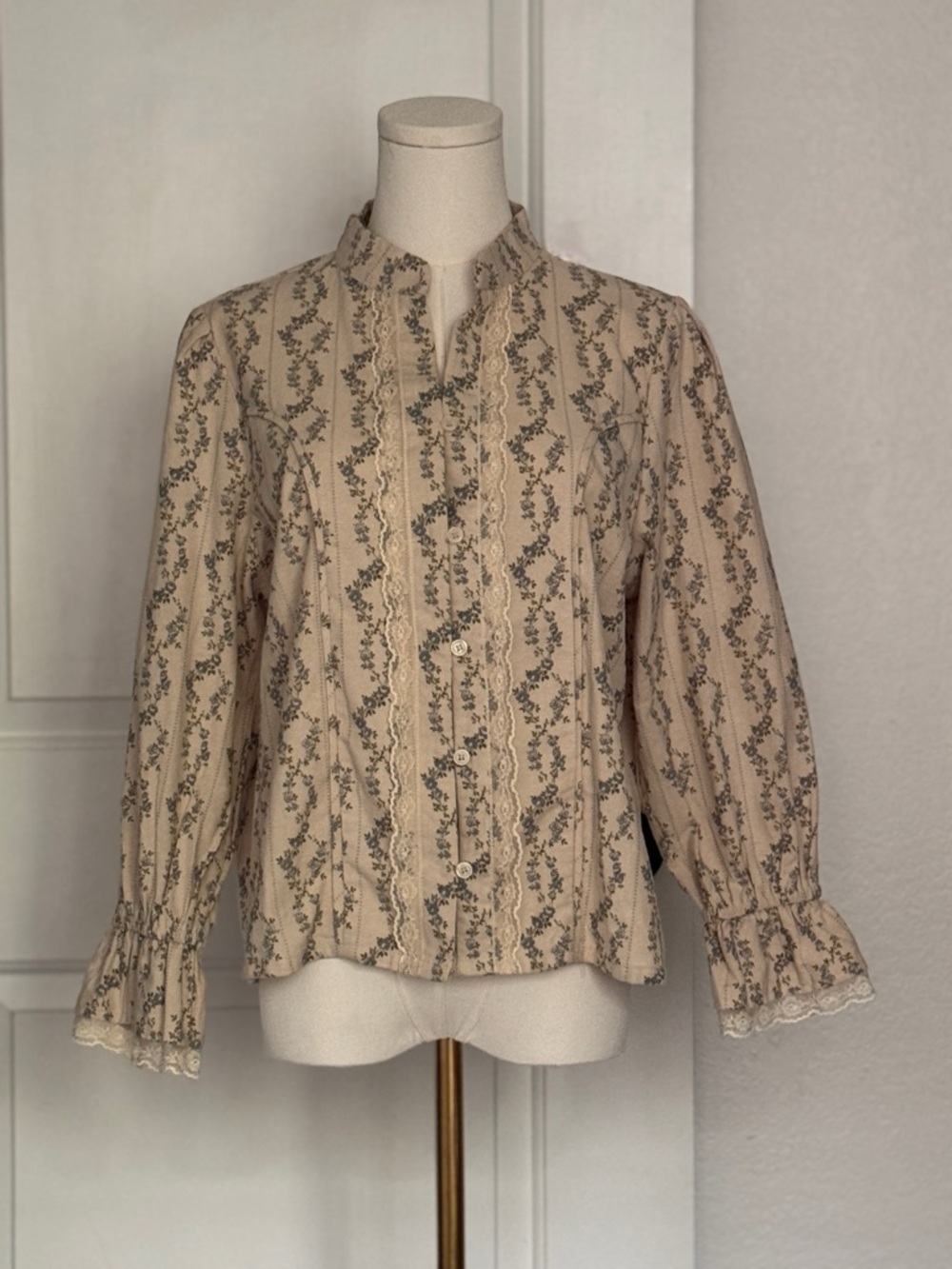 Women's Beige Floral Lace-Trim Button Front Blouse